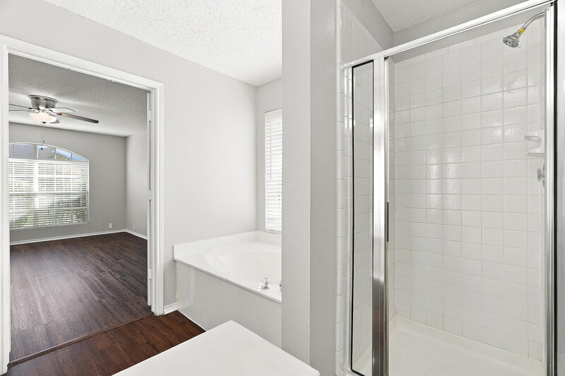 2,405/Mo, 216 High Pointe Ln Cedar Hill, TX 75104 Primary Bathroom View 2