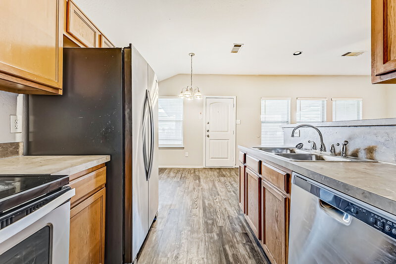 2,080/Mo, 10305 Buffalo Springs Ct Fort Worth, TX 76140 Kitchen View 2