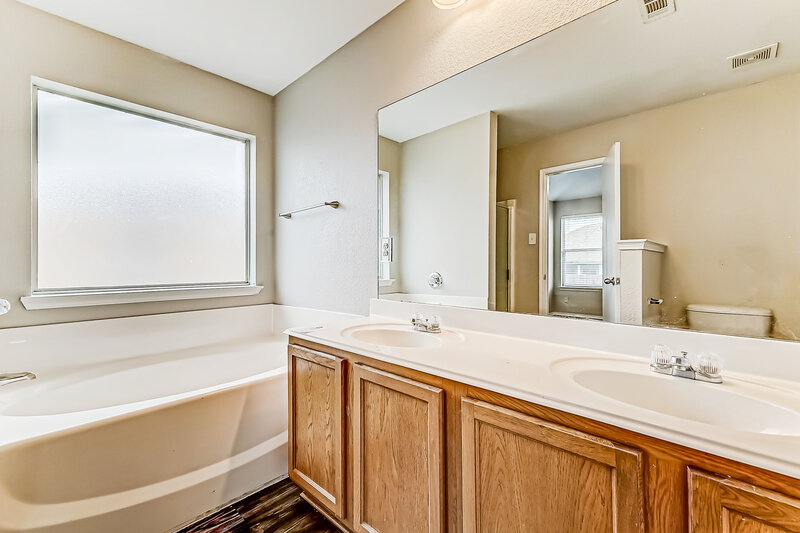 2,080/Mo, 10305 Buffalo Springs Ct Fort Worth, TX 76140 Main Bathroom View