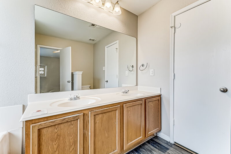 2,080/Mo, 10305 Buffalo Springs Ct Fort Worth, TX 76140 Main Bathroom View 2