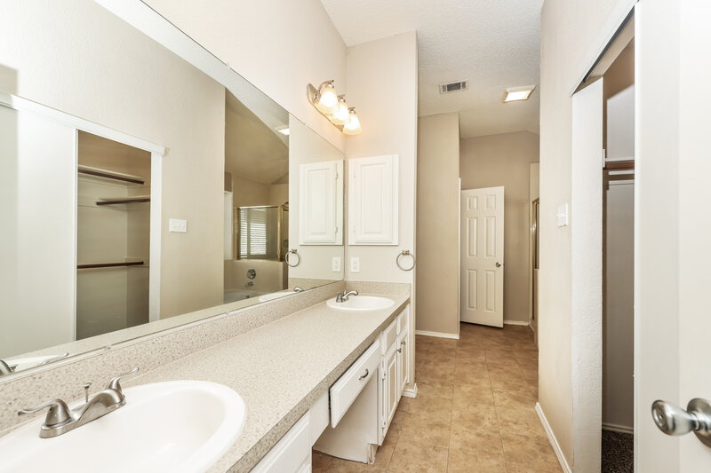 2,111/Mo, 1509 Finley St Cedar Hill, TX 75104 Main Bathroom View