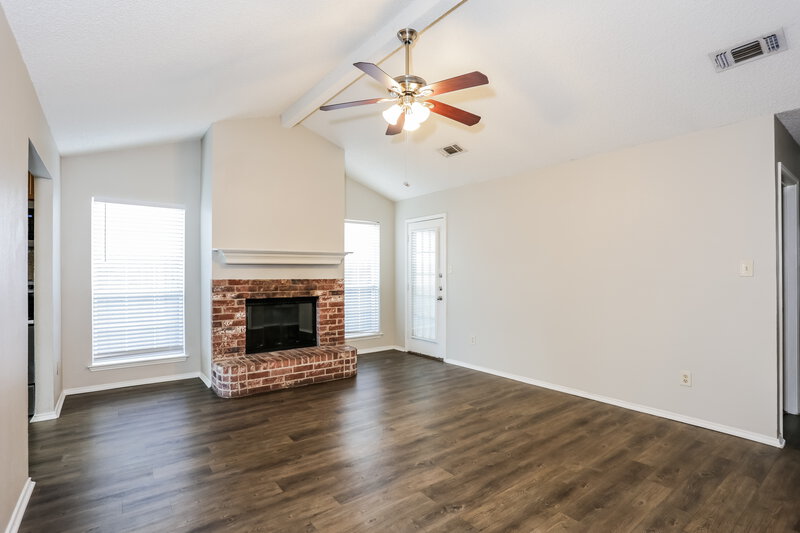 1,745/Mo, 7320 Laurelhill CT S Fort Worth, TX 76133 Living Room View 2