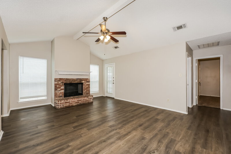 1,945/Mo, 7320 Laurelhill CT S Fort Worth, TX 76133 Living Room View 2