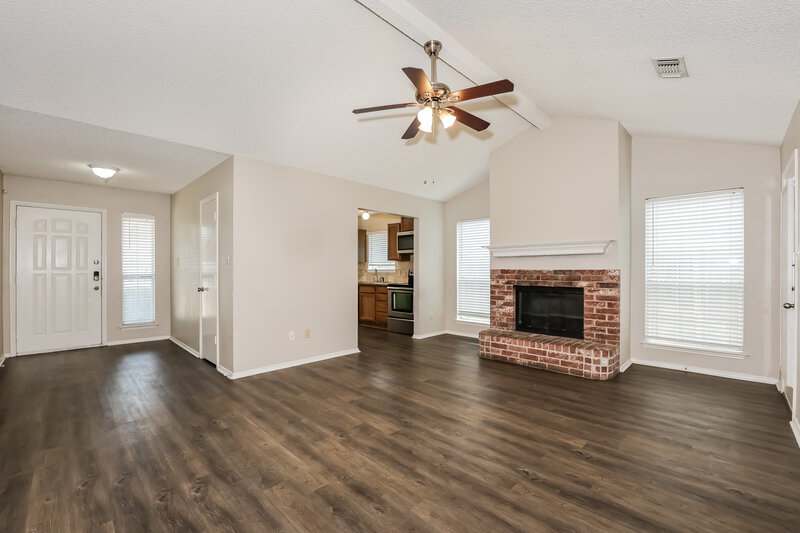 1,945/Mo, 7320 Laurelhill CT S Fort Worth, TX 76133 Living Room View 3