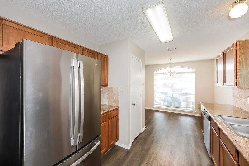 1,945/Mo, 7320 Laurelhill CT S Fort Worth, TX 76133 Kitchen View 3
