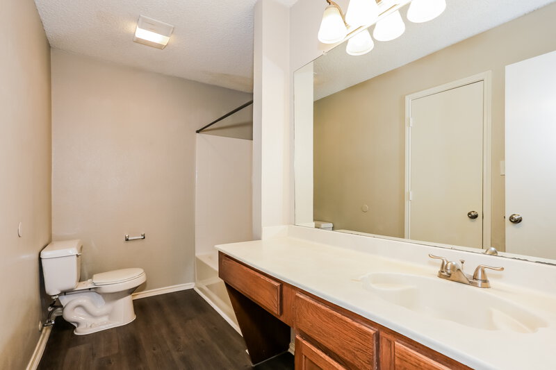 1,745/Mo, 7320 Laurelhill CT S Fort Worth, TX 76133 Main Bathroom View