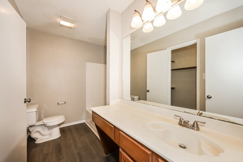 1,945/Mo, 7320 Laurelhill CT S Fort Worth, TX 76133 Main Bathroom View