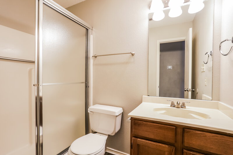 1,745/Mo, 7320 Laurelhill CT S Fort Worth, TX 76133 Bathroom View