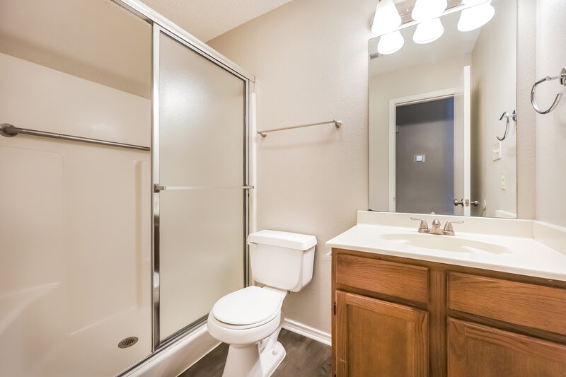 1,945/Mo, 7320 Laurelhill CT S Fort Worth, TX 76133 Bathroom View