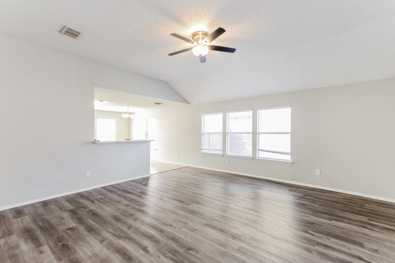2,270/Mo, 5521 Hunters Bend Ln Dallas, TX 75249 Living Room View 2