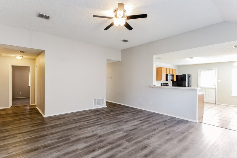 2,270/Mo, 5521 Hunters Bend Ln Dallas, TX 75249 Living Room View 3