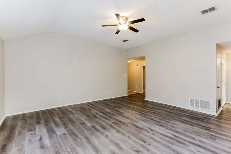 2,270/Mo, 5521 Hunters Bend Ln Dallas, TX 75249 Living Room View 4