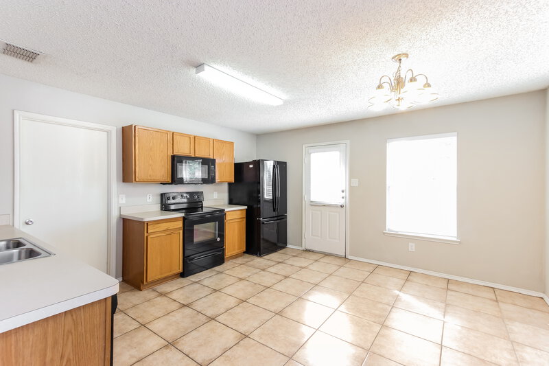 2,270/Mo, 5521 Hunters Bend Ln Dallas, TX 75249 Kitchen View 2