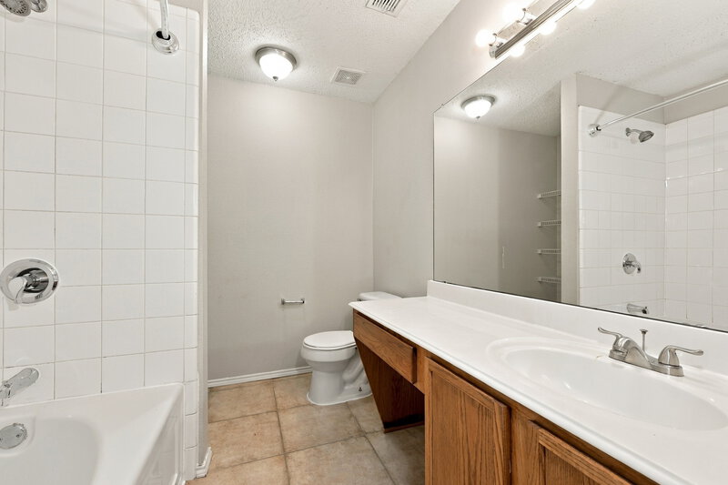 2,160/Mo, 5521 Hunters Bend Ln Dallas, TX 75249 Primary Bathroom View