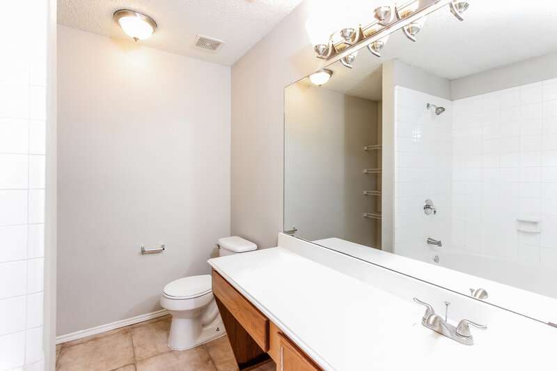 2,270/Mo, 5521 Hunters Bend Ln Dallas, TX 75249 Main Bathroom View