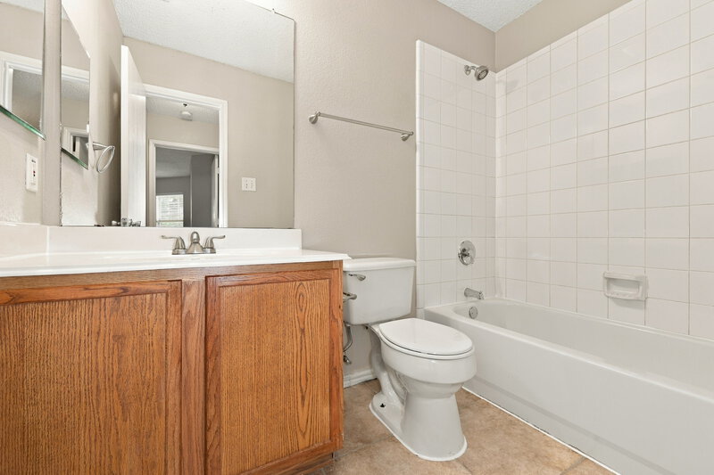 2,160/Mo, 5521 Hunters Bend Ln Dallas, TX 75249 Bathroom View