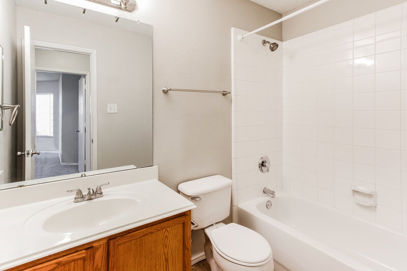 2,270/Mo, 5521 Hunters Bend Ln Dallas, TX 75249 Bathroom View