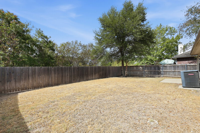 2,160/Mo, 5521 Hunters Bend Ln Dallas, TX 75249 Backyard View