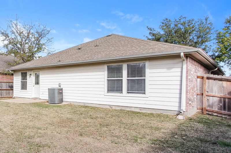 2,270/Mo, 5521 Hunters Bend Ln Dallas, TX 75249 Rear View