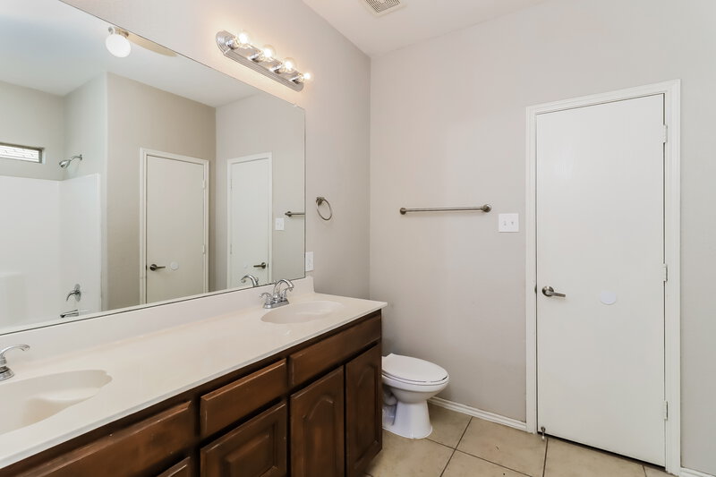 1,965/Mo, 1116 Kielder Circle Fort Worth, TX 76134 Main Bathroom View