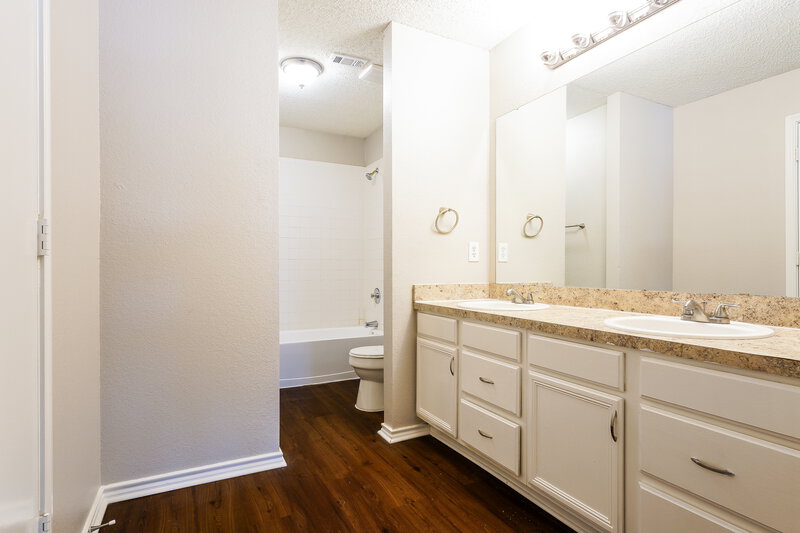 2,760/Mo, 3156 Pine Valley Drive Grand Prairie, TX 75052 Main Bathroom View