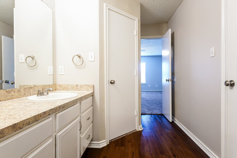 2,760/Mo, 3156 Pine Valley Drive Grand Prairie, TX 75052 Main Bathroom View 2