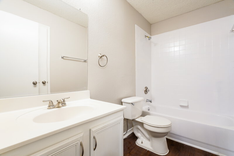 2,760/Mo, 3156 Pine Valley Drive Grand Prairie, TX 75052 Bathroom View