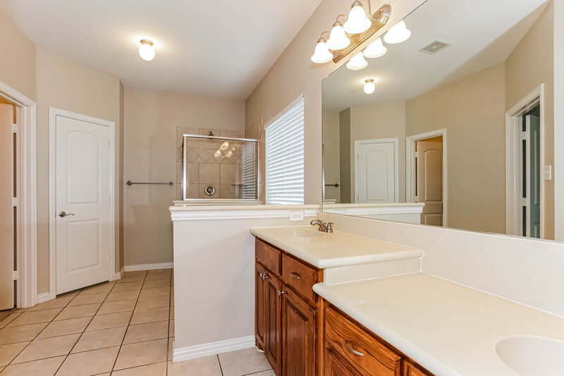 2,570/Mo, 127 Brook Hollow Lane Red Oak, TX 75154 Main Bathroom View