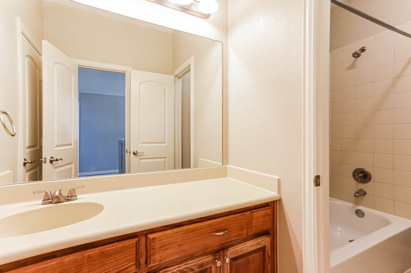 2,570/Mo, 127 Brook Hollow Lane Red Oak, TX 75154 Bathroom View