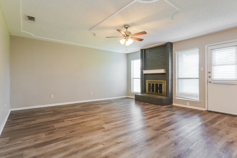 1,925/Mo, 7608 Meadowlark Ln N Watauga, TX 76148 Living Room View