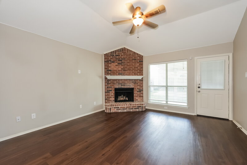 2,190/Mo, 209 Tulip Ln Cedar Hill, TX 75104 Living Room View