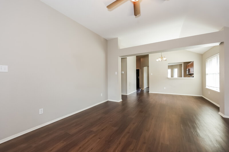 2,190/Mo, 209 Tulip Ln Cedar Hill, TX 75104 Living Room View 3