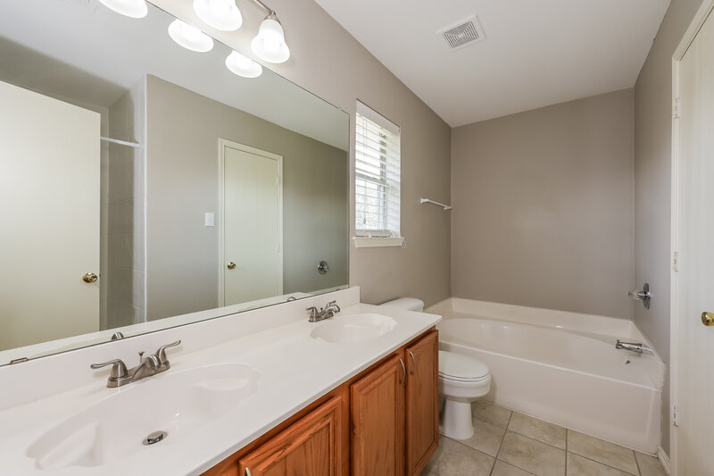 2,190/Mo, 209 Tulip Ln Cedar Hill, TX 75104 Main Bathroom View