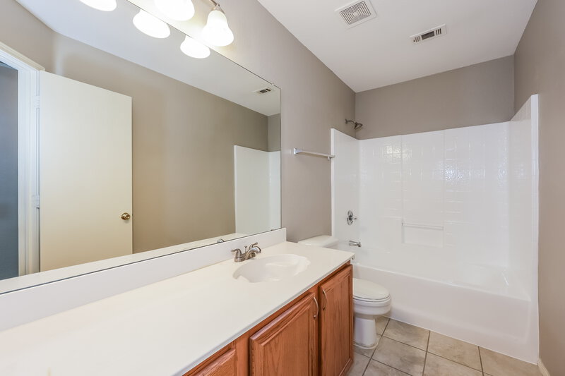 2,190/Mo, 209 Tulip Ln Cedar Hill, TX 75104 Bathroom View