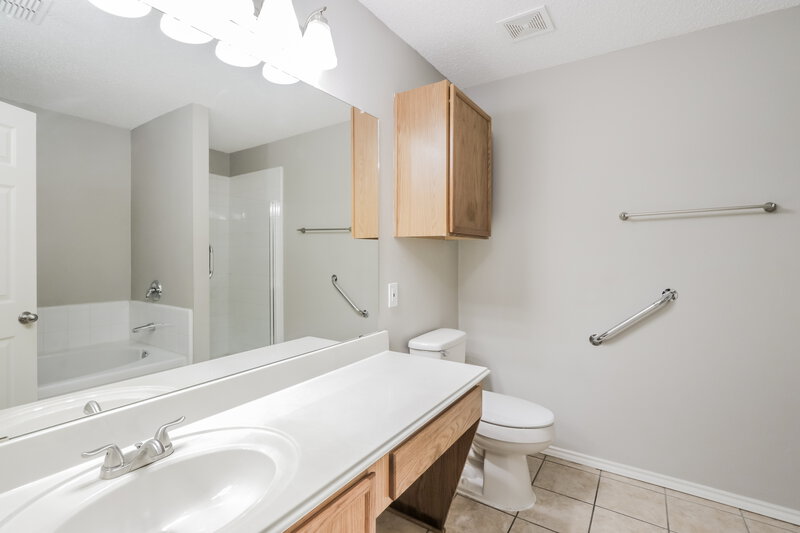2,590/Mo, 2535 Saint Luke Lane Dallas, TX 75237 Main Bathroom View