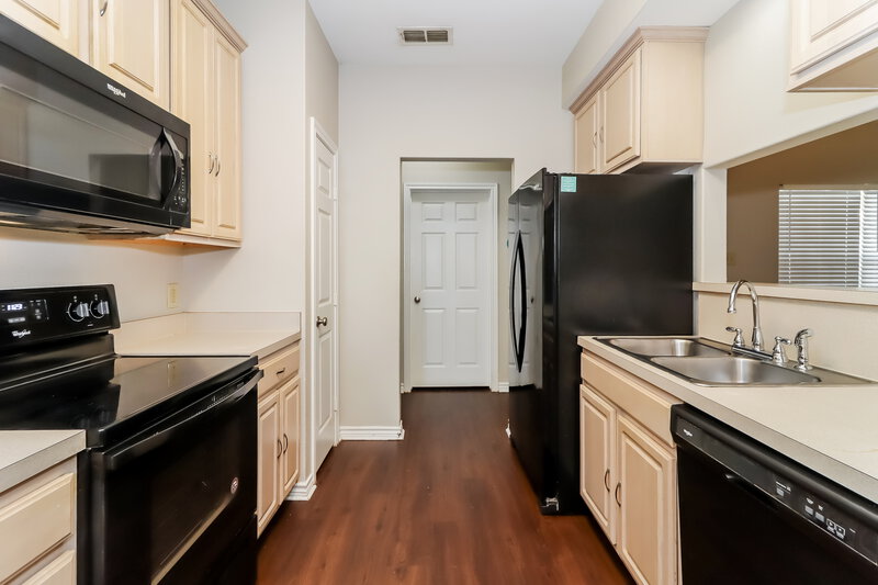2,040/Mo, 1820 Alanbrooke Dr. Fort Worth, TX 76140 Kitchen View