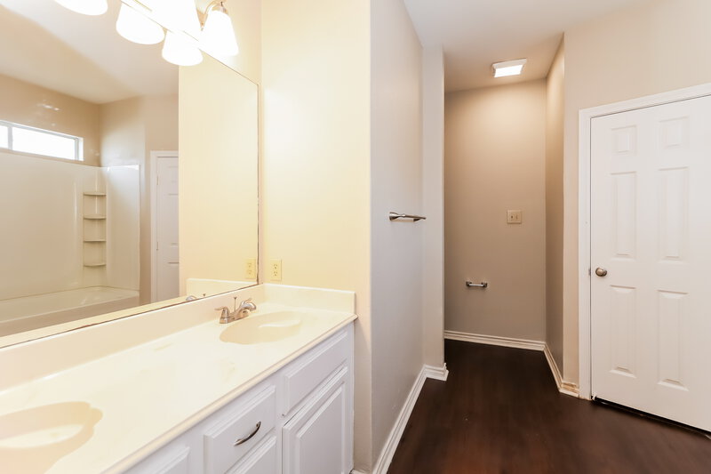 2,040/Mo, 1820 Alanbrooke Dr. Fort Worth, TX 76140 Main Bathroom View
