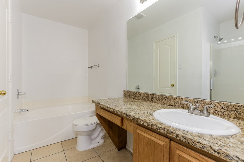 2,095/Mo, 1001 Waterview Dr Cedar Hill, TX 75104 Main Bathroom View