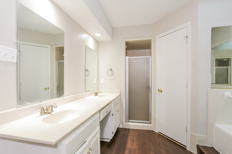 2,060/Mo, 7908 Hulen Park Circle Fort Worth, TX 76123 Main Bathroom View