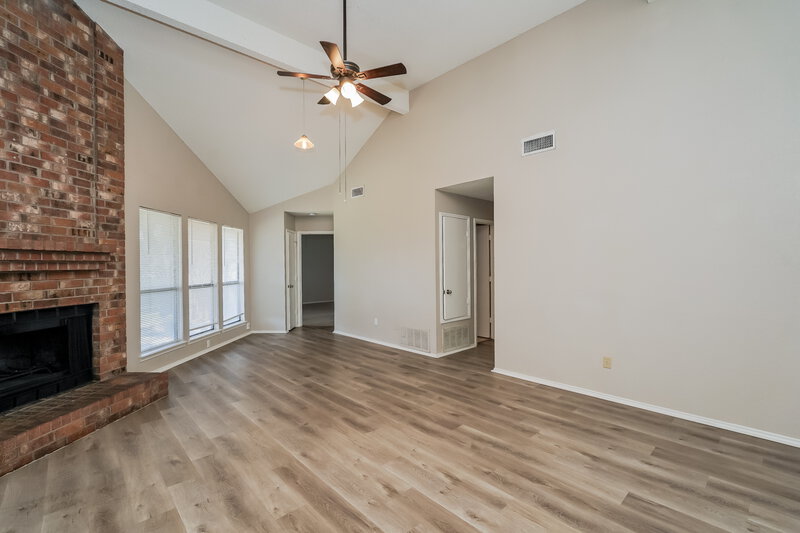 1,880/Mo, 6423 Woodstream Trl Fort Worth, TX 76133 Living Room View