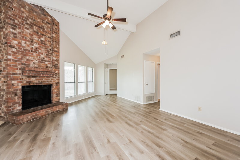 1,920/Mo, 6423 Woodstream Trl Fort Worth, TX 76133 Living Room View 2