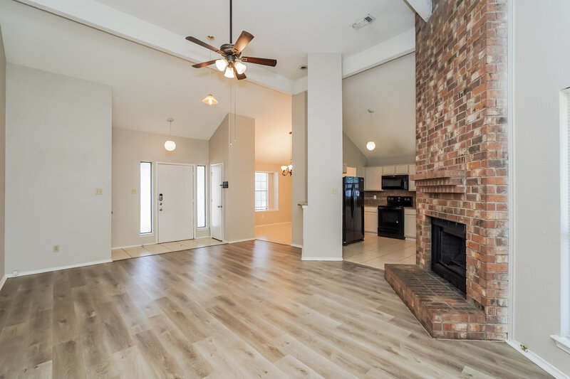 1,880/Mo, 6423 Woodstream Trl Fort Worth, TX 76133 Living Room View 3