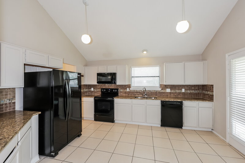 1,920/Mo, 6423 Woodstream Trl Fort Worth, TX 76133 Kitchen View 2