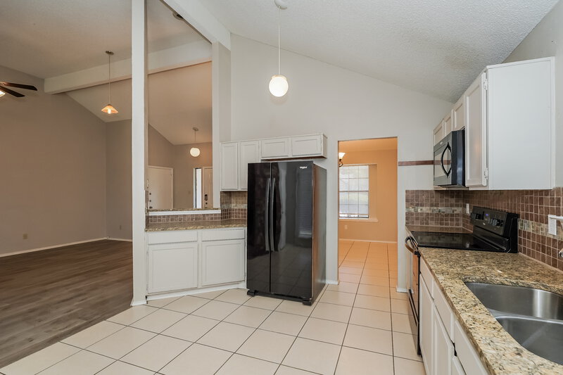 1,880/Mo, 6423 Woodstream Trl Fort Worth, TX 76133 Kitchen View 2