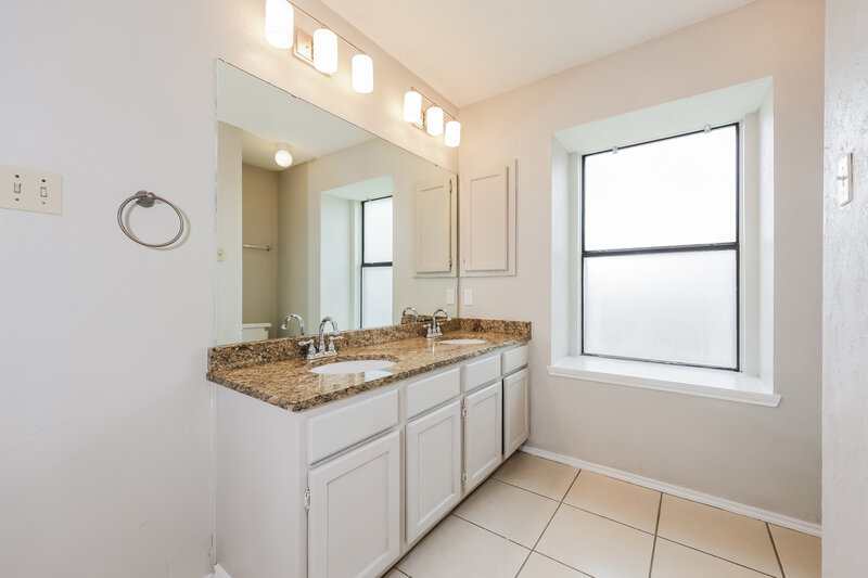 1,920/Mo, 6423 Woodstream Trl Fort Worth, TX 76133 Main Bathroom View