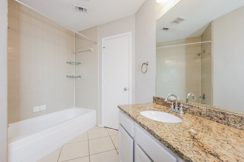 1,920/Mo, 6423 Woodstream Trl Fort Worth, TX 76133 Main Bathroom View 2