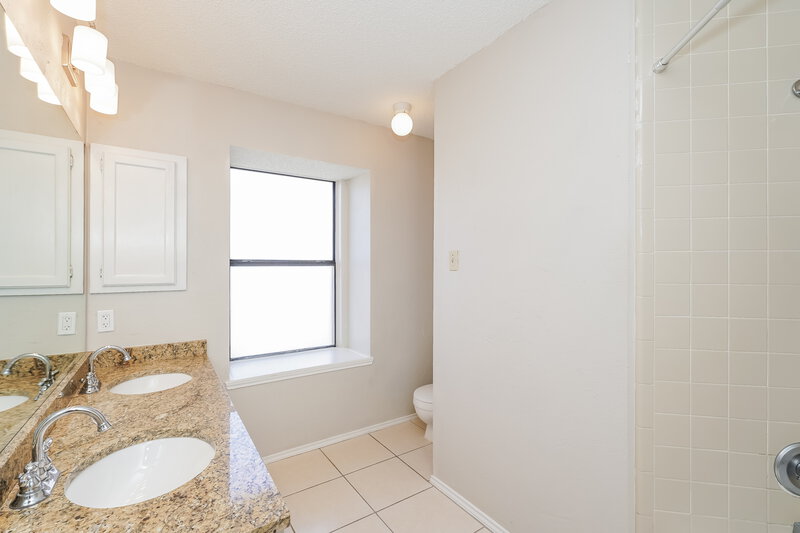 1,880/Mo, 6423 Woodstream Trl Fort Worth, TX 76133 Main Bathroom View