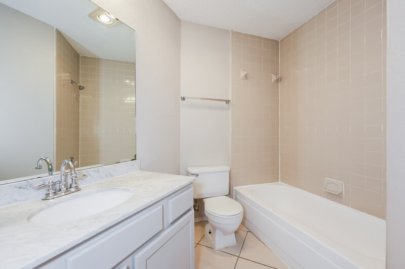 1,920/Mo, 6423 Woodstream Trl Fort Worth, TX 76133 Bathroom View