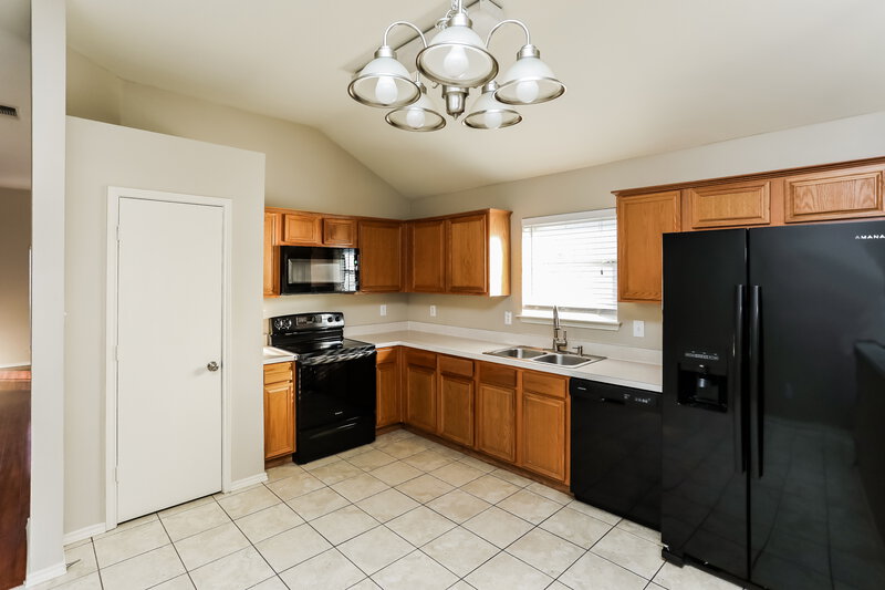 2,293/Mo, 821 Ragland Dr Cedar Hill, TX 75104 Kitchen View 2