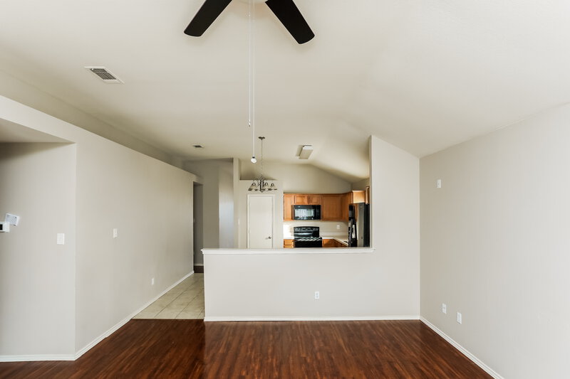 2,293/Mo, 821 Ragland Dr Cedar Hill, TX 75104 Family Room View 2